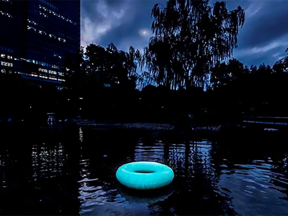 蓄光PVCを使用した「光の浮き輪」